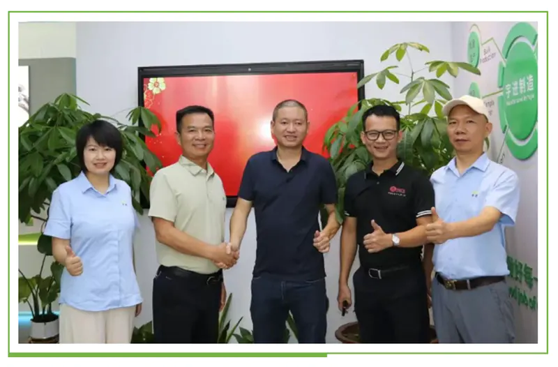 Käufer aus Vietnam besuchen SPOTLESS – „Mr. 4 Seconds“ und die kleinen Dinge, die wichtig sind